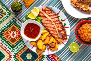 Somon pe Grill cu sos și felii de cartofi