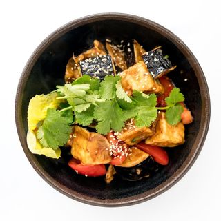 Азиатский салат с хрустящими баклажанами 