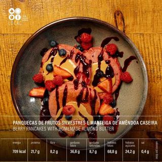 Panquecas Frutos Silvestres e Manteiga de Amêndoa Caseira