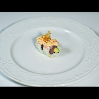 828.Uramakiatun con aguacate flameado cubierto picante (8uds)