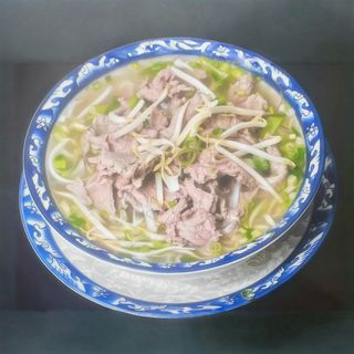 Zupa Pho z wołowiną smażoną (duża porcja)