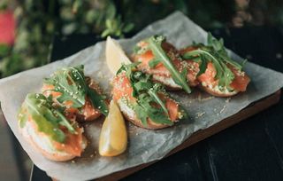 Брускетти з лососем та авокадо (180г)