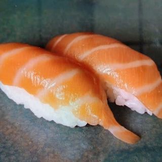 90. Sushi Salmón (2 Pzs.)
