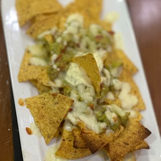 Nachos con guacamole y salsa deluxe al horno