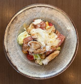 Салата Цезар по автентична рецепта с пилешко филе и бекон