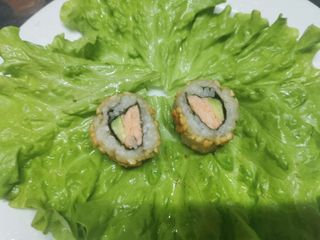 California frita(salmão/abacate/amêndoas)