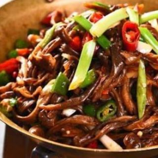 Fungo corno di cervo in scodella di fuoco