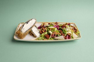 Salata cu branza de capra crocanta