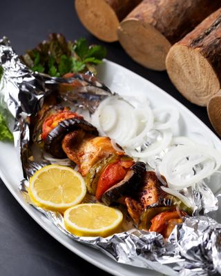 Осетрина, запечённая в фольге с овощами