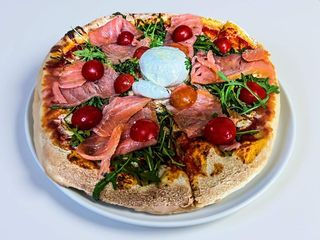 Pizza Burrata cu somon