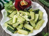 Огурцы в чесночном соусе