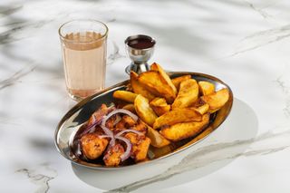 ქათმის მწვადი კარტოფილით, სოუსით და კომპოტით