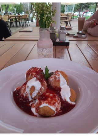Papanași cu ciocolată sau dulceaţă