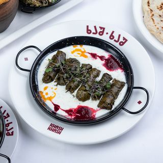 იხვის ტოლმა მაწვნის და ალუბლის სოუსით