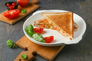 տոստ պանրով և լոլիկով