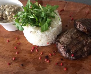 Медальоны с телятиной в грибном соусе