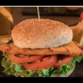 Panino con cotoletta di pollo, insalata e pomodoro