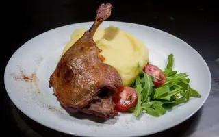 Качина ніжка з картопляним пюре (420г)