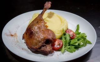 Качина ніжка з картопляним пюре (420г)