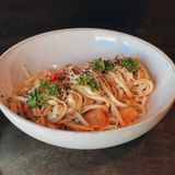 Udon rezanci sa lososom u kremastom sosu