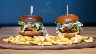 Burger Drwal + frytki (zestaw)