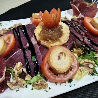 Ensalada De Cecina Y Queso De Cabra