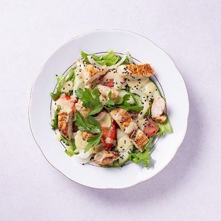 Sałatka z grillowaną piersią kurczaka w sosie vinegret 