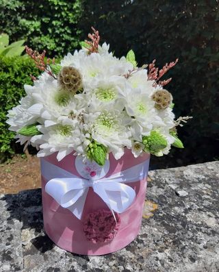 Caixa de Flores Mista Cor Predominante Branco - Tamanho Médio