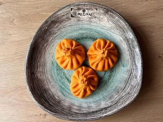 Tom yam chinkali z krewetkami i małżami (3 szt)