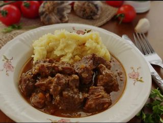 Gulaš sa prilogom