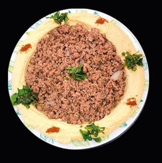 Tapa de hummus con carne
