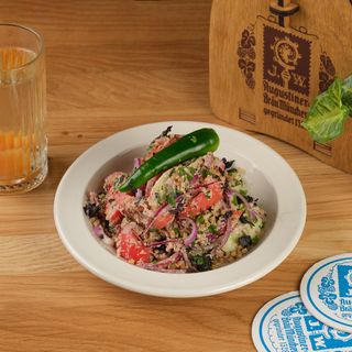 კიტრი-პომიდვრის სალათი ნიგვზით