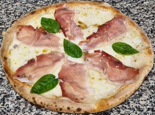 Pizza provola e speck