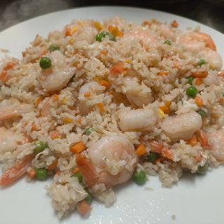 106. Пържен ориз със скариди, яйца, грах и моркови  (700г)