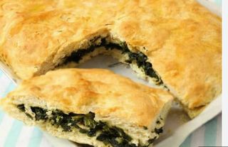 Focaccia farcita con verdure fresche - intera