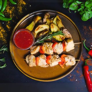 Frigărui de pui cu cartofi la cuptor și adjică