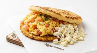 Arepa Con Huevo Perico Y Queso