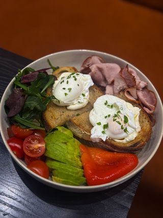 Тост з шинкою та яйцем пашот