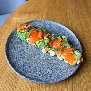 Брускетта зі слабосолоним лососем (145г)