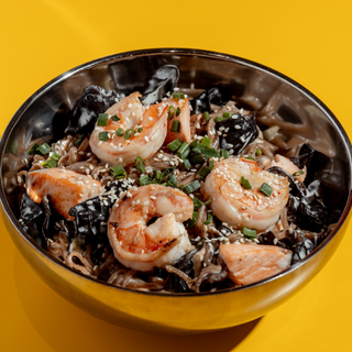 Соба с семгой и креветками 