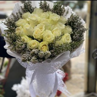 Bouquet De 25 fleurs Blanches Avec Des Feuillages