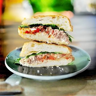 Panino con porchetta artigianale e pomodori secchi