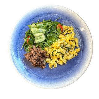 Великий сніданок з рваною яловичиною з яєчнею (240 г)