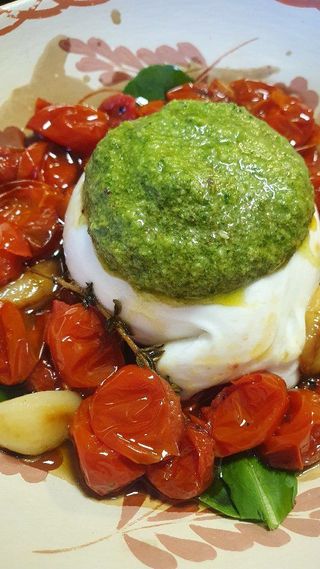 Burrata com Tomate Cherry Confitado e Pesto