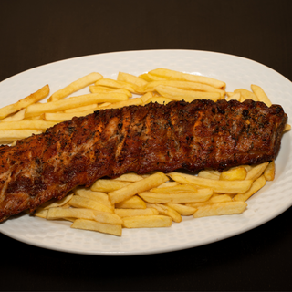 Coaste de porc condimentat cu cartofi prajiti la cuptor