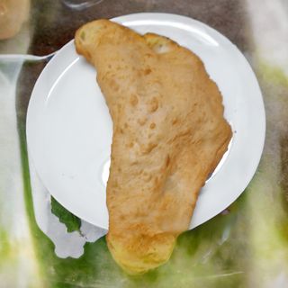 PIZZA FRITTA RICOTTA PROVOLA E SALAME