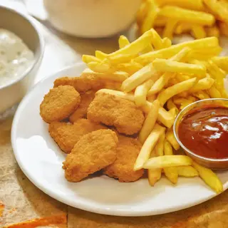 Nuggets (6 Uds.) + Patatas Fritas Y Salsa Nuestra
