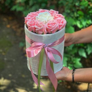 Cutie rotunda  trandafiri roz si albi 