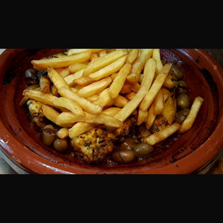 Tagine pollo con patatine fritte 