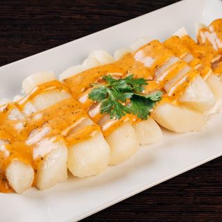 Ración de yuca frita con guasacaca